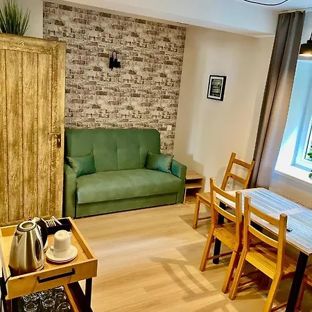 Old Tree & Restaurant בית הארחה 3*