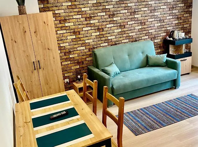 בית הארחה Old Tree & Restaurant 3*