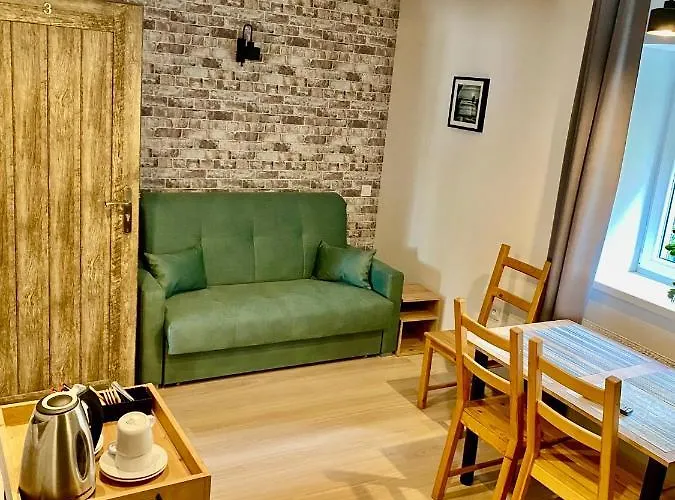 Old Tree & Restaurant בית הארחה 3*